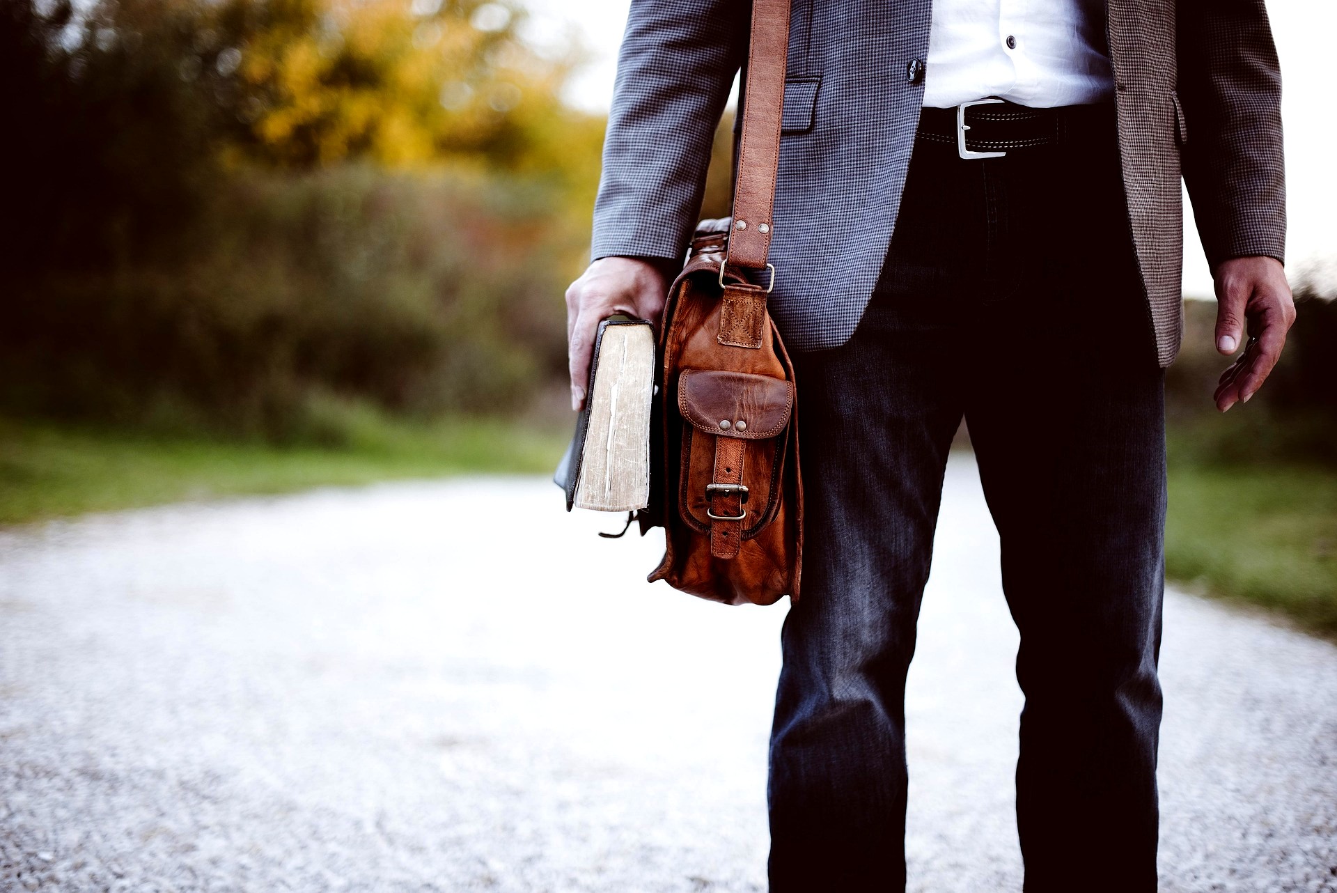professore con borsa e libro in mano